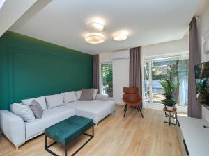 Own parking - 2 baths - Washer & dryer - Garden