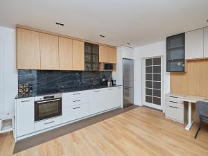 n17 Garden - Parking - WorkDesk - Blackout Rolls- Netflix - Wash&Dry