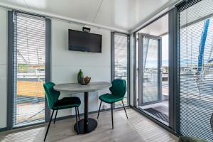 Waterlodge voor 4 personen in de haven van Kamperland