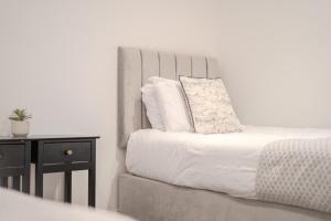Royal Oak Apartments 9 - Free Secure Parking - 2 Bedrooms - Perfect for Contractors
