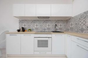 Modern Apartment Grzybowska near Hala Mirowska by Noclegi Renters