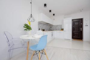 Modern Apartment Grzybowska near Hala Mirowska by Noclegi Renters