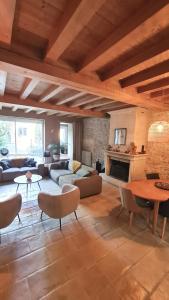 Charmante maison de ville en pierre avec piscine