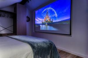 Dream Factory - Loft & Private Cinema 6P, 8 minutes from Disneyland