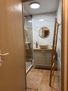 T2, Balneo, sauna, lit rond, jeux arcades, parking