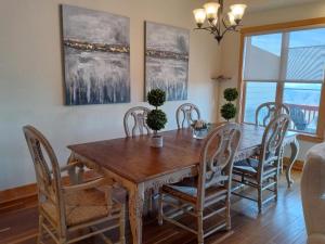 New! Peaceful Mountain Views, Deck, Trails Nearby