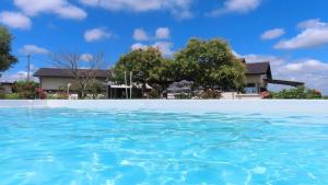 Villa spacieuse avec piscine au milieu des vignes