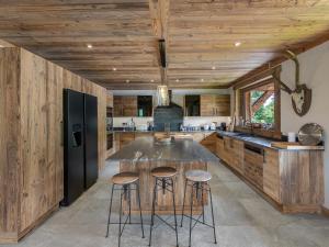 Chalet de luxe avec espace bien-être, 5 chambres ensuite, cinéma, proche Megève - FR-1-569-81