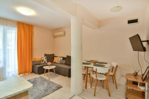 Central Paradise - free parking