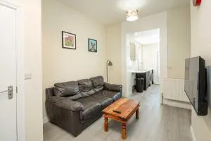 Free parking, 2 bed, train station - Clapham