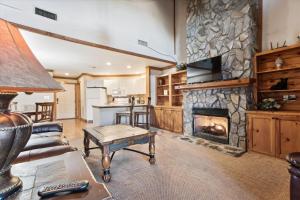 Beautiful Lofted Condo, Centrally Located