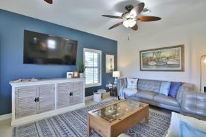 Luxury Waterfront Home With A Heated Pool And Spa!