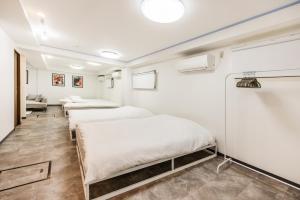 R101-Shinjuku 13 minUp to 8 people 60 sqmFull renovationRoppongi and Tsukiji direct accessFamily group7 min to Ochiai Minami-Nagasaki Station