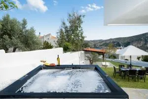 Elegant Coastal Retreat, Jacuzzi and Sea Views - Dhaskalión