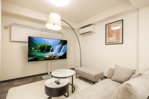 R101-Shinjuku 13 minUp to 8 people 60 sqmFull renovationRoppongi and Tsukiji direct accessFamily group7 min to Ochiai Minami-Nagasaki Station