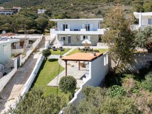 Elegant Coastal Retreat, Jacuzzi and Sea Views By KB Hospitality