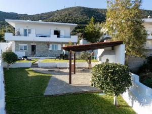 Elegant Coastal Retreat, Jacuzzi and Sea Views By KB Hospitality