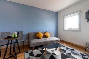 Phòng Hai Giường Đơn Loại Sang (Deluxe Twin Room)