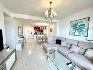 Large Deluxe Front Sea View Apartment Benalbeach