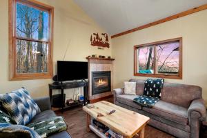 Tranquil Secluded Cabin with Private Deck, Hot-Tub, Pool Table and Views in Ohio