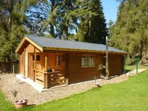 Holz-Blockhaus für vier Personen mit Terrasse und komplett eingezäuntem Grundstück - Heyweiler