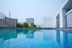 Home near 921,New Town, kolkata Airport & CC2, Pool and Gym