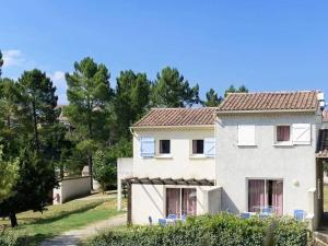 Maisons de vacances Maison Duplex avec Terrasse, 2 Chambres, Piscines et Parking - FR-1-382-19 : Maison de Vacances (6 Adultes)
