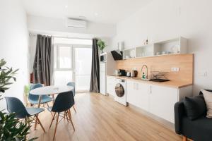 Stylish Studio with Easy Access to Valencias Best