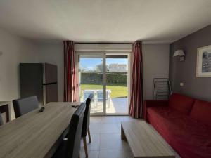 Maisons de vacances Maison duplex avec clim, 2 piscines, terrasse, parking, animaux admis - 8 pers. - FR-1-382-165 : photos des chambres