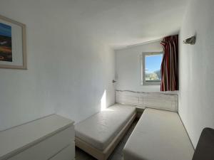 Maisons de vacances Maison duplex avec clim, 2 piscines, terrasse, parking, animaux admis - 8 pers. - FR-1-382-165 : photos des chambres