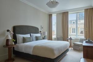 Deluxe King Room room in K+K Hotel George Kensington