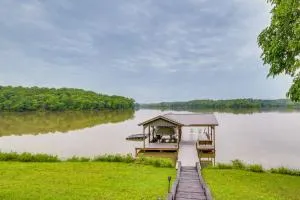 Lakefront Hodges Home with Dock about 6 Mi to Downtown! - 格林伍德