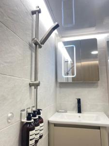 # 3room # 4bed # Gwangalli # Maximum 8 # Netflix # 120 inch beam