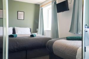 Stupton House, Large 3 Bed House that Sleeps 8 with Full Size Pool Table & FREE Parking - Hosted by Stay Host Save