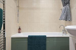 Stupton House, Large 3 Bed House that Sleeps 8 with Full Size Pool Table & FREE Parking - Hosted by Stay Host Save