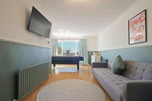 Stupton House, Large 3 Bed House that Sleeps 8 with Full Size Pool Table & FREE Parking - Hosted by Stay Host Save