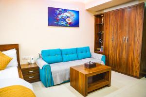 Home near 921,New Town, kolkata Airport & CC2, Pool and Gym