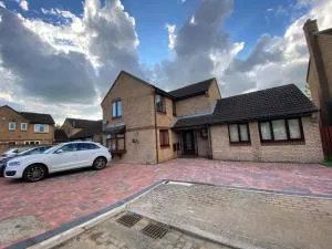 ASHMINA HOLIDAY LET with Free onsite Parking for SMALL VANS and cars only - 米尔顿凯恩斯