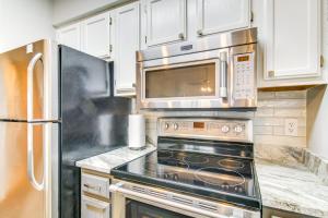 Family-Friendly Condo 1 Mi to Silver Dollar City!