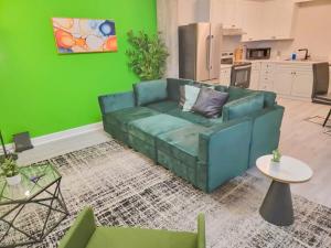 Cozy & Central 2BR Suite with Optional Parking Near Vanderbilt, Gulch & Honky Tonk Highway