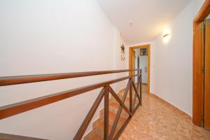 4-Bed Villa Sleeps 8 Pets Ok & 10 min to Beach