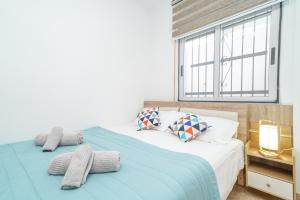 4-Bed Villa Sleeps 8 Pets Ok & 10 min to Beach