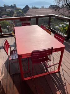 B&B / Chambres d'hotes Maison vue lac et piscine : photos des chambres