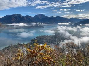B&B / Chambres d'hotes Maison vue lac et piscine : photos des chambres