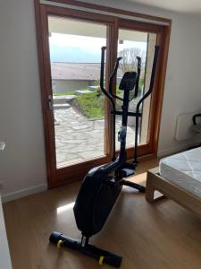 B&B / Chambres d'hotes Maison vue lac et piscine : photos des chambres