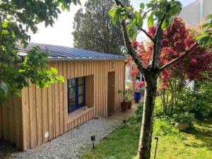 Appartements La cabane, Chambre independante dans jardin - Esprit cabane authentique et confortable - la campagne a 5 mn du centre de Caen : photos des chambres