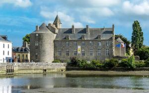 Maisons de vacances Maison historique - cour - centre-ville -plage 10 mn : photos des chambres