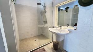 Appartements Cosy Eglantine 2 CH- Centre ville & Tres Spacieux : photos des chambres