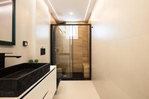 MaXi Suite 75 with Jacuzzi,By IdealStay Experience