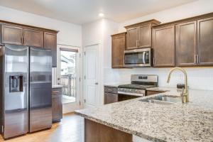 Perfect for Families! Quiet Aurora Home